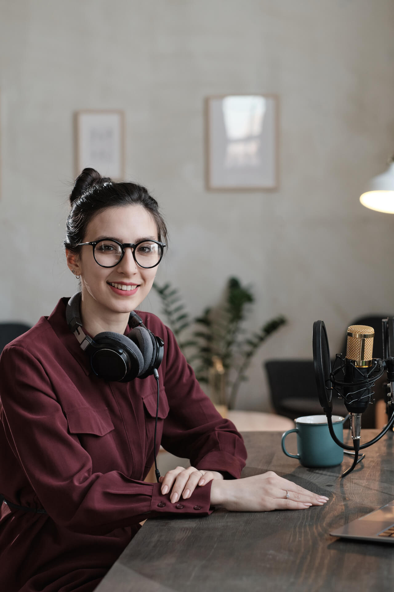 reporter-working-at-her-workplace-2021-09-01-09-32-56-utc.jpg